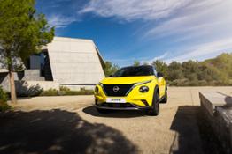 JUKE MC 2024 - exterior - iconic yellow body color - N-Sport - dynamic front view slanted (103CEvk)