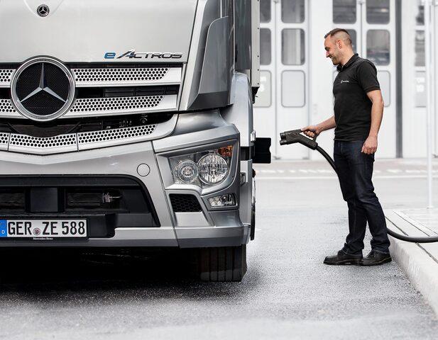 Elettromobilità olistica: Mercedes-Benz Trucks offre stazioni di ricarica per i depositi dei clienti