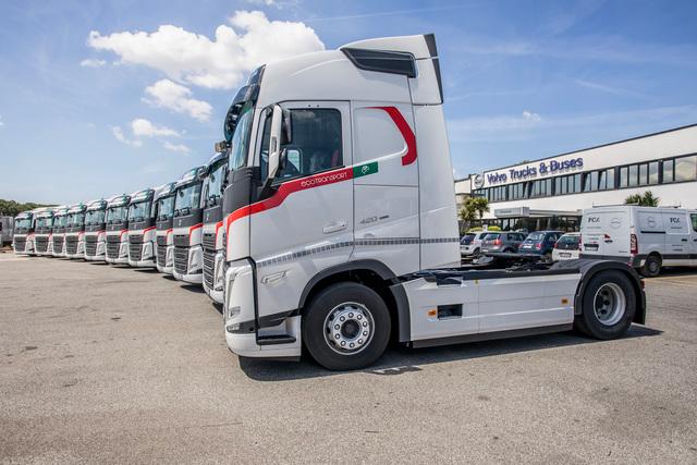 FCA, dealer Volvo Trucks, consegna 52 nuovi FH al Gruppo D’Innocenti