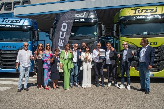 IVECO consegna 13 IVECO S-Way, tutti di colore diverso, a Tozzi Service per il trasporto merci sul territorio nazionale