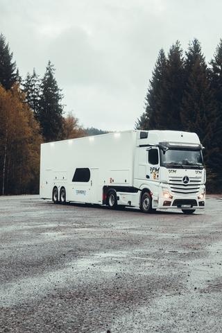 Multitrax entra nel motorsport e presenta il nuovo semirimorchio a doppio piano burgers per trasporto vetture racing