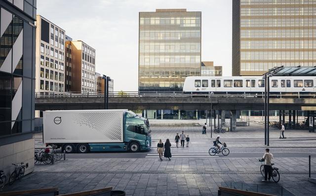 Volvo Trucks lancia sistemi di sicurezza di nuova generazione per proteggere pedoni e ciclisti