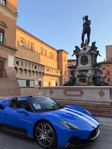 maserati-mc20-cielo-ettore-maserati-piazza-maggiore-bologna