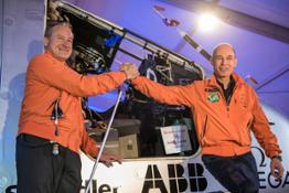 RTW_André_Borschberg_and_Bertrand_Piccard_before_the_launch_of_the_round-the-world_flight,_from_Abu_Dhabi,_UEA_to_Muscat,_Oma