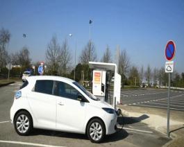 Renault Zoe on fast charging station Corri-door - short version