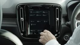 220743 Volvo XC40 b-roll Sensus touchscreen